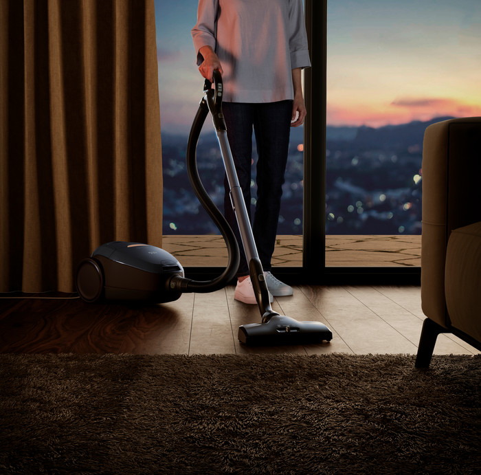 AEG VX82-1-5DB product in use