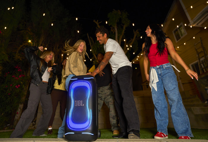 JBL Partybox 330 Wit product in gebruik