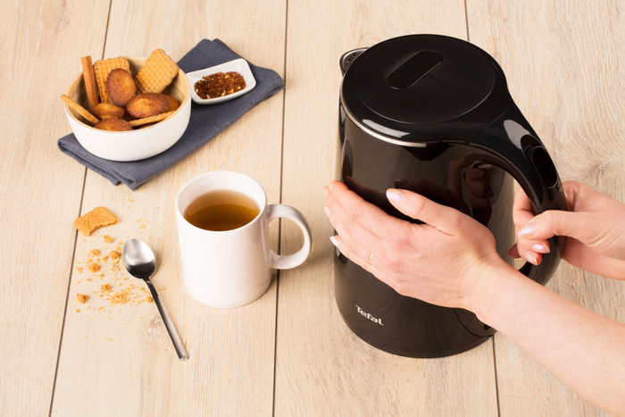 Tefal Safe'Tea KO2608 Zwart product in gebruik