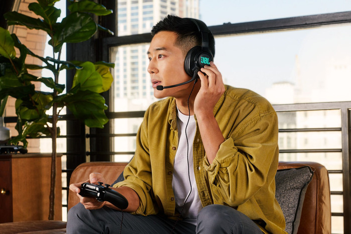 JBL Quantum 400 Zwart + JBL Go 4 Zwart product in gebruik