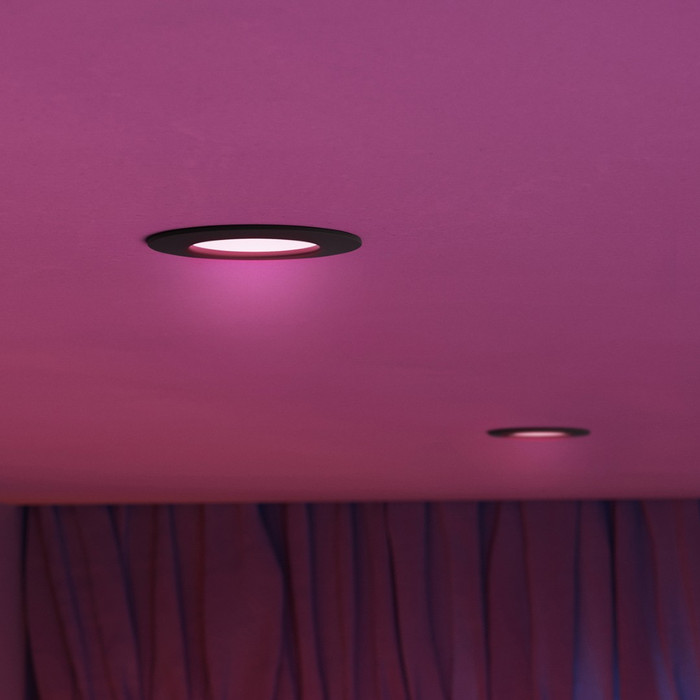 Philips Hue Inbouwspot Slim 3-Pack - White and Color - 90mm - Zwart product in gebruik