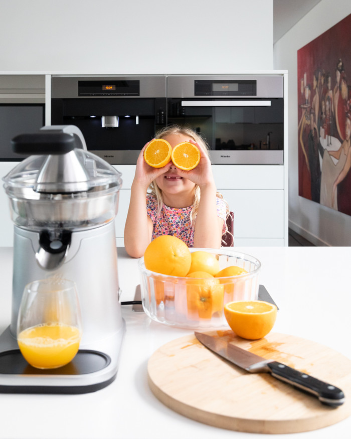 SOLIS Citrus Press Station 8454 product in use