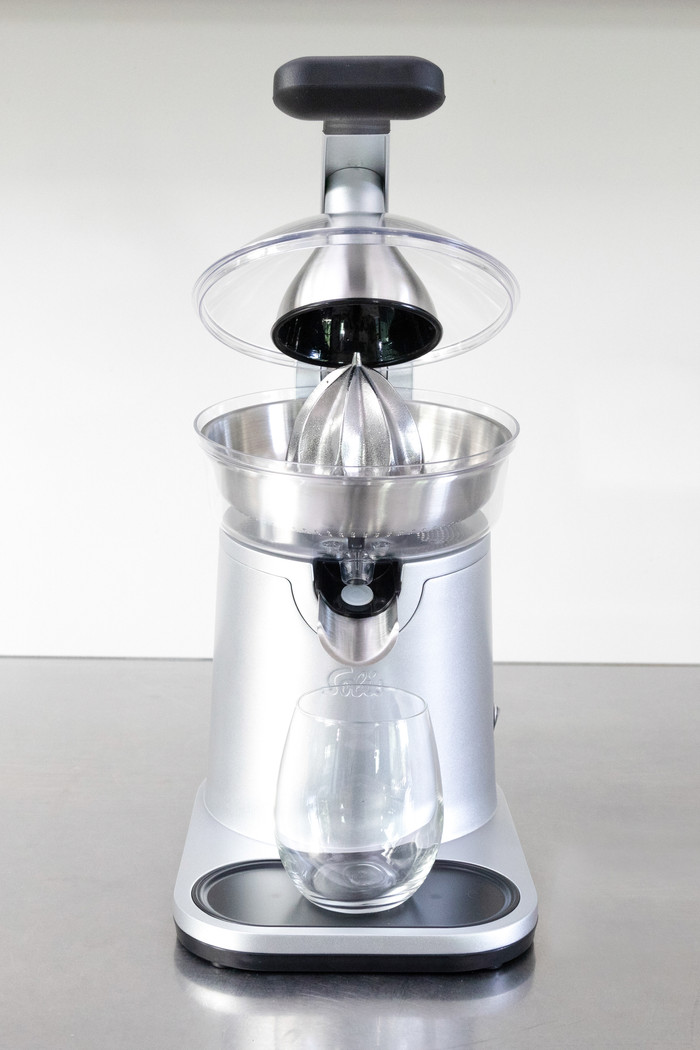 SOLIS Citrus Press Station 8454 product in use