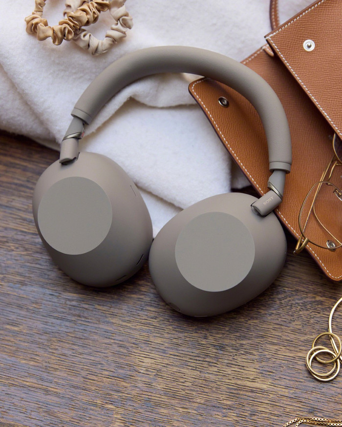 Sony WH1000XM6 Sandstone product in gebruik