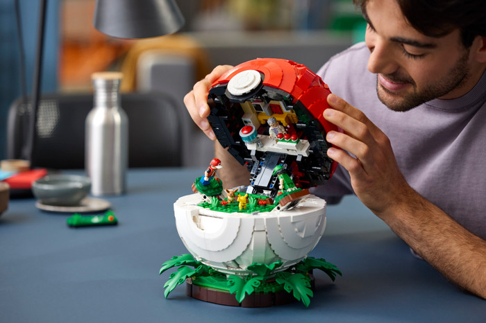 LEGO Pokémon Pokéball met Trainer scènes 72154 product in gebruik