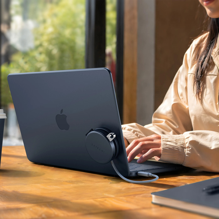Satechi 5-in-1 OntheGo Multiport Indigo produit à l'usage