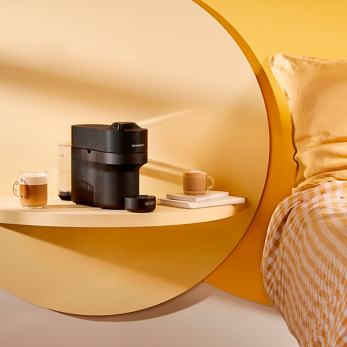 De'Longhi Nespresso Vertuo Pop ENV90.B + 30 capsules en 2 glazen kopjes product in gebruik