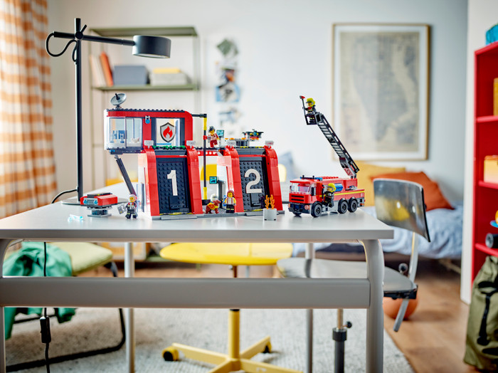 LEGO City Brandweerkazerne en Brandweerauto 60414 product in gebruik