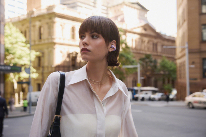 Sony Linkbuds Clip Paars product in gebruik