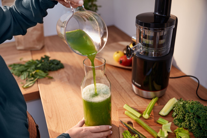 Bosch VitaExtract MESM731M product in use