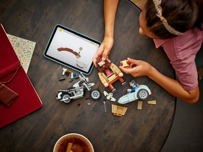 LEGO Harry Potter Hagrid en Harry's Rit op de Motor 76443 product in gebruik