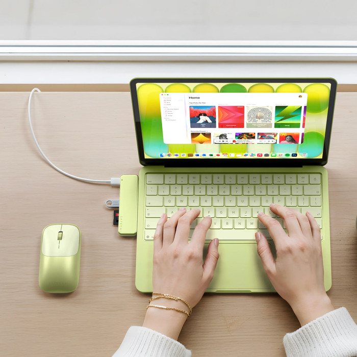 Satechi USB-C Snap Hub Citrus product in gebruik