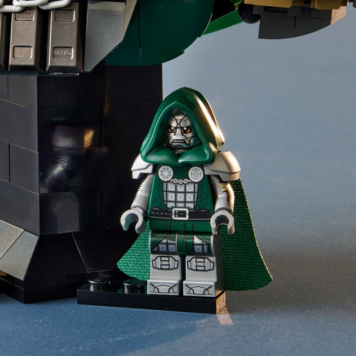 LEGO Marvel Doctor Doom Buste 76345 product in gebruik