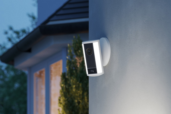 Ring Spotlight Camera Pro 2e Génération Filaire Blanc produit à l'usage