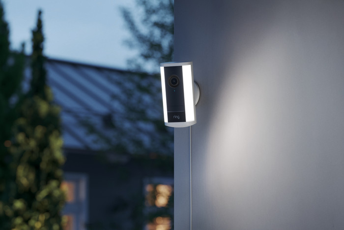 Ring Spotlight Camera Pro 2e Generatie Stekker Wit Duo Pack product in gebruik