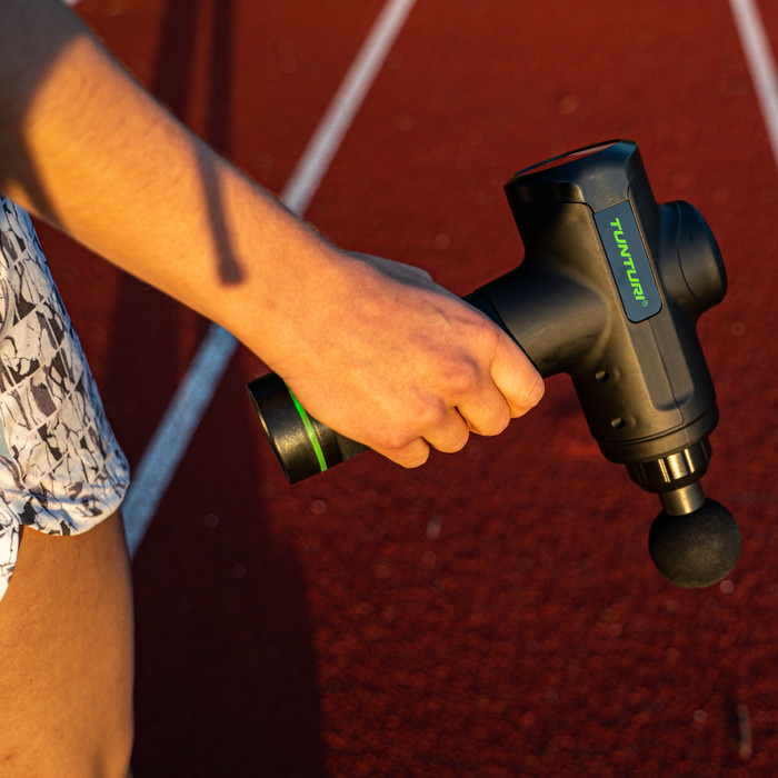 Tunturi Massage Gun product in gebruik