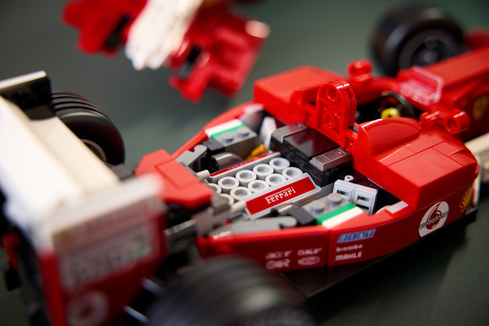 LEGO Icons - Ferrari F2004 et Michael Schumacher 11375 produit à l'usage
