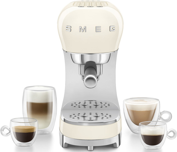 SMEG ECF12CREU Creme + melkopschuimer product in gebruik