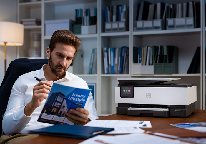 HP OfficeJet Pro 8122 Light Cement product in gebruik