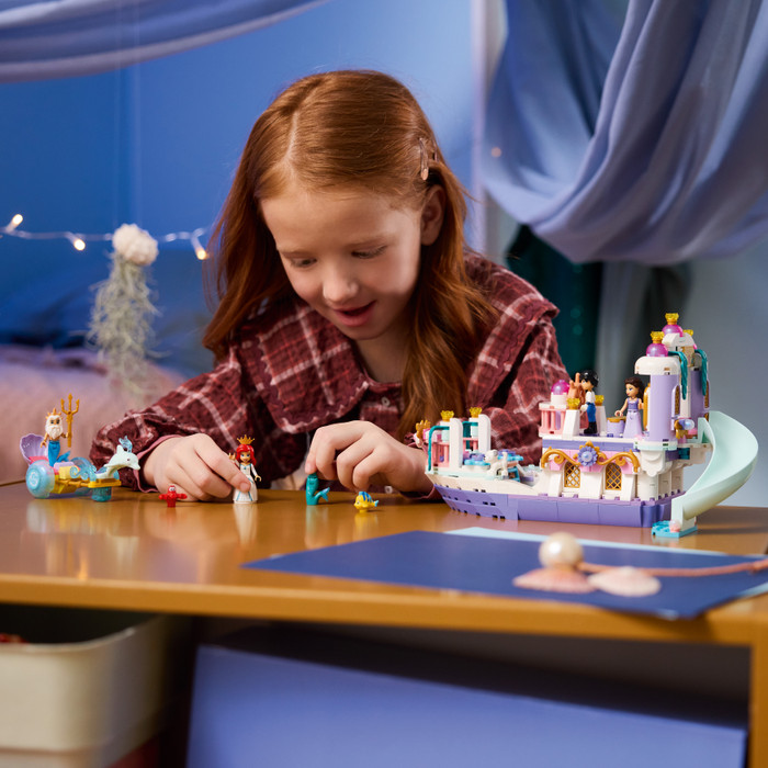 LEGO Disney Ariëls Koninklijke Trouwboot 43299 product in gebruik