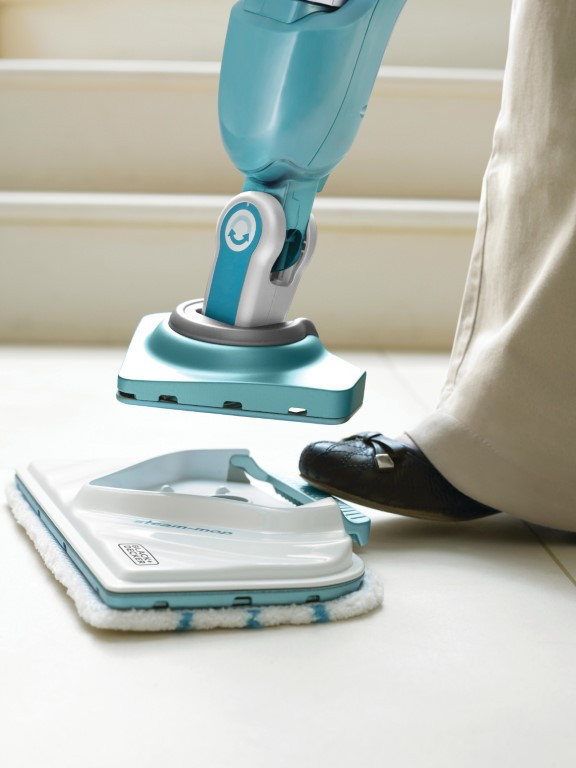 BLACK+DECKER 13-in-1 Steam-mop met SteaMitt product in gebruik