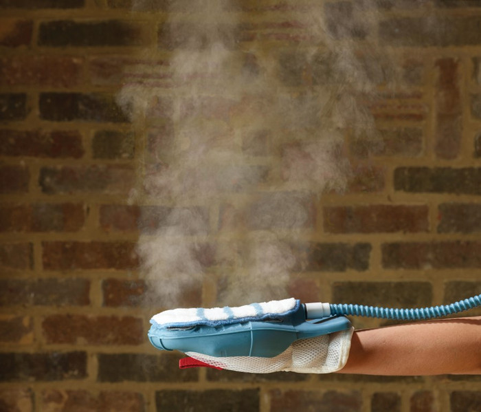 BLACK+DECKER 13-in-1 Steam-mop met SteaMitt product in gebruik