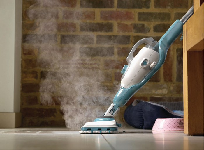 BLACK+DECKER 13-in-1 Steam-mop met SteaMitt product in gebruik