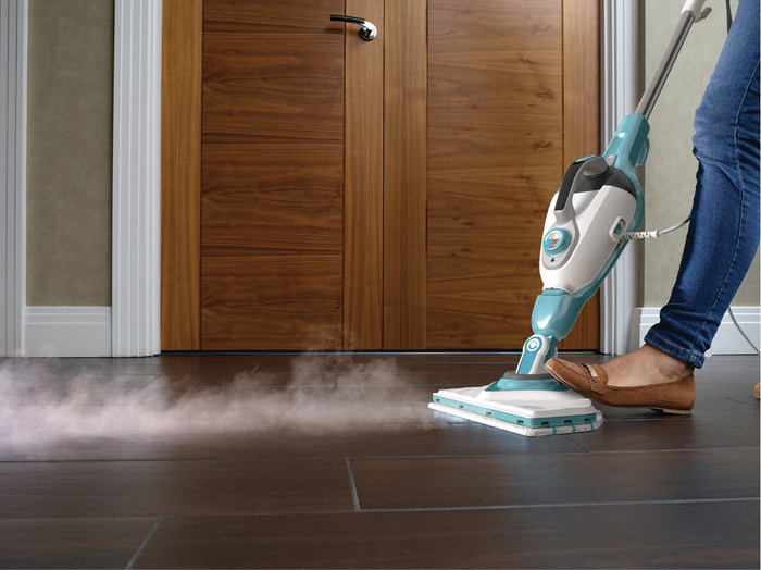 BLACK+DECKER 13-in-1 Steam-mop met SteaMitt product in gebruik