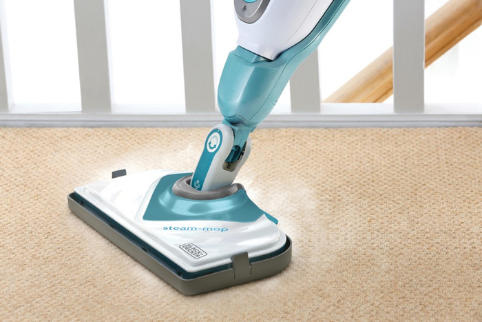 BLACK+DECKER 13-in-1 Steam-mop met SteaMitt product in gebruik