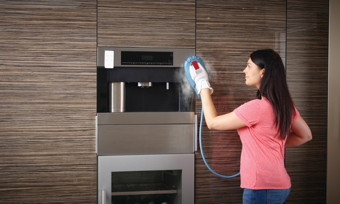 BLACK+DECKER 13-in-1 Steam-mop met SteaMitt product in gebruik