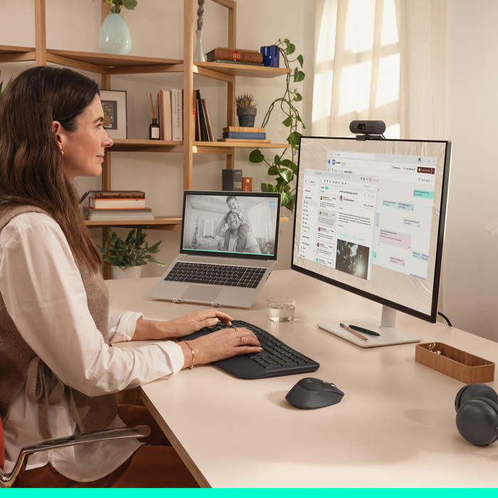Logitech Signature Comfort Plus M850 L Wireless Mouse Graphite product in use