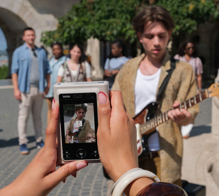 Fujifilm Instax Mini LiPlay+ Sand Beige product in gebruik