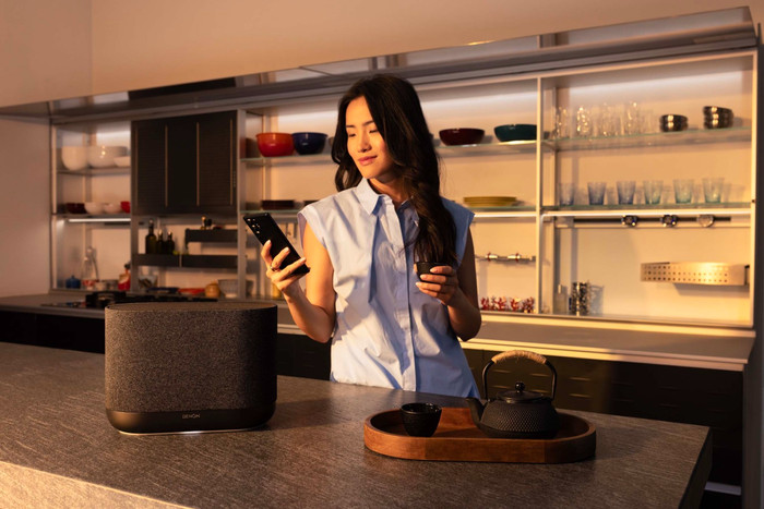 Denon Home 400 Zwart product in gebruik