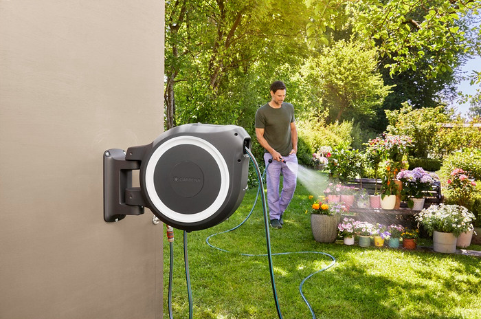 Gardena Wandslangenbox 25 RollUp M/L Wit product in gebruik