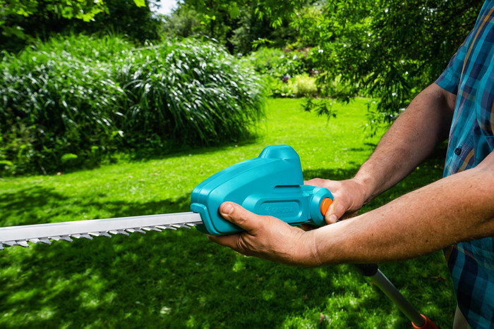 GARDENA THS 42/18V P4A solo (without battery) product in use