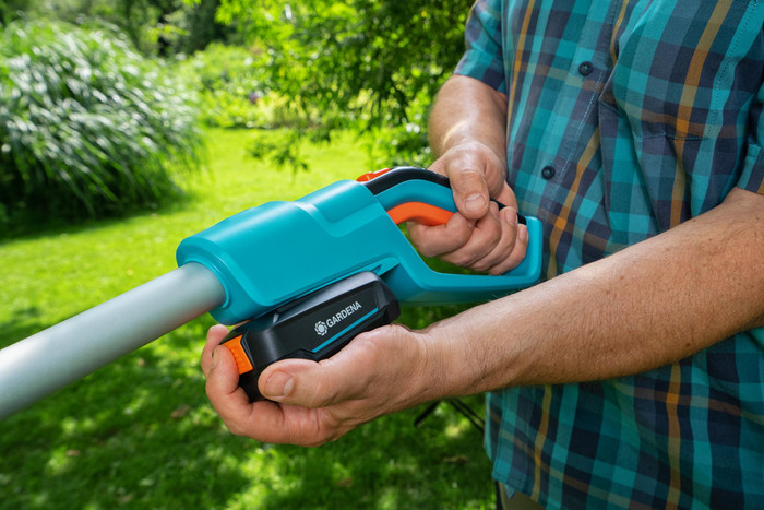 GARDENA THS 42/18V P4A solo (without battery) product in use