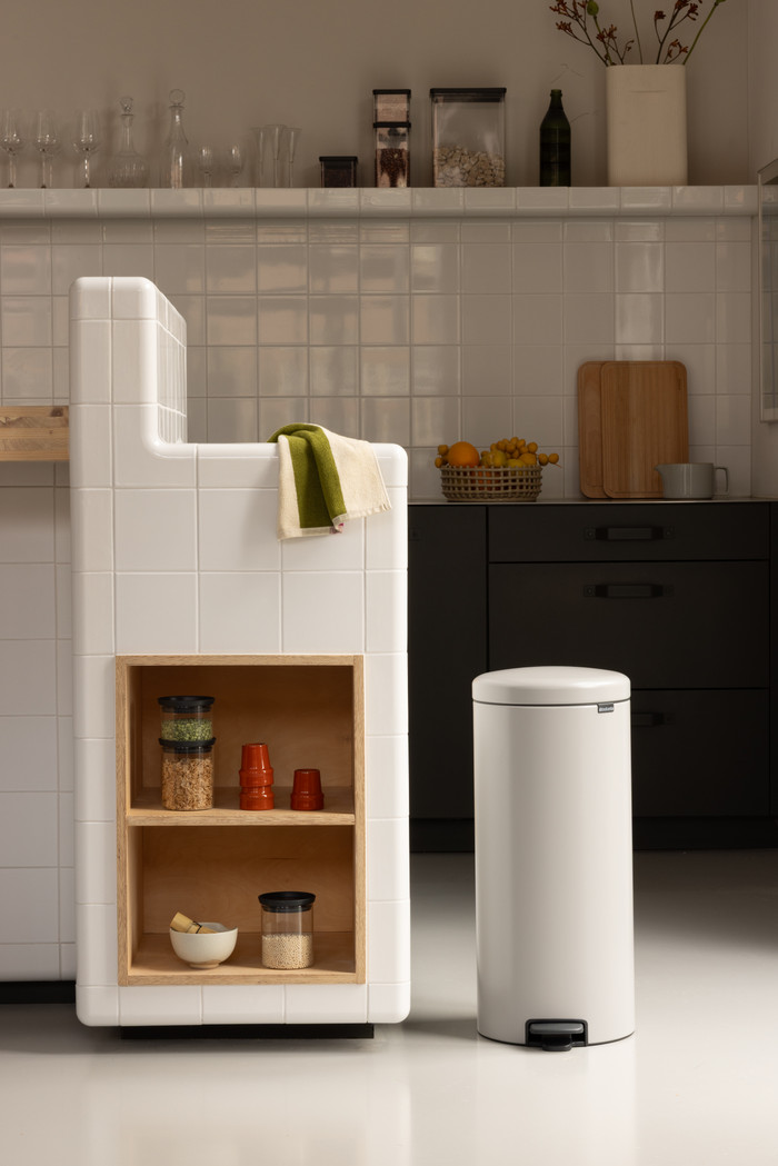 Brabantia NewIcon Pedaalemmer 30 Liter Soft Grey product in gebruik