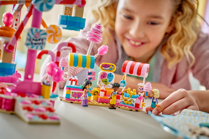 LEGO Friends Reuzenrad van Snoep en Cupcakes 42700 product in gebruik