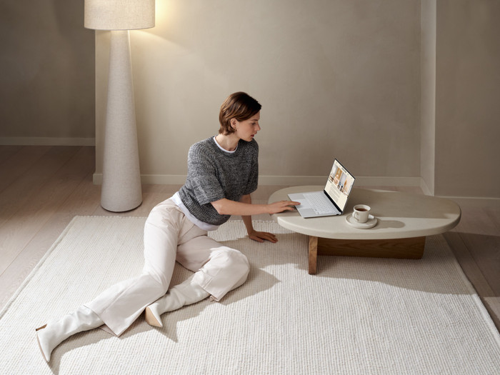 ASUS Zenbook S14 OLED Copilot+ PC UX5406SA-QJ544W Azerty product in gebruik