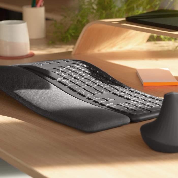 Logitech K860 Ergonomisch Draadloos Toetsenbord Azerty + Logitech MX Master 3S product in gebruik