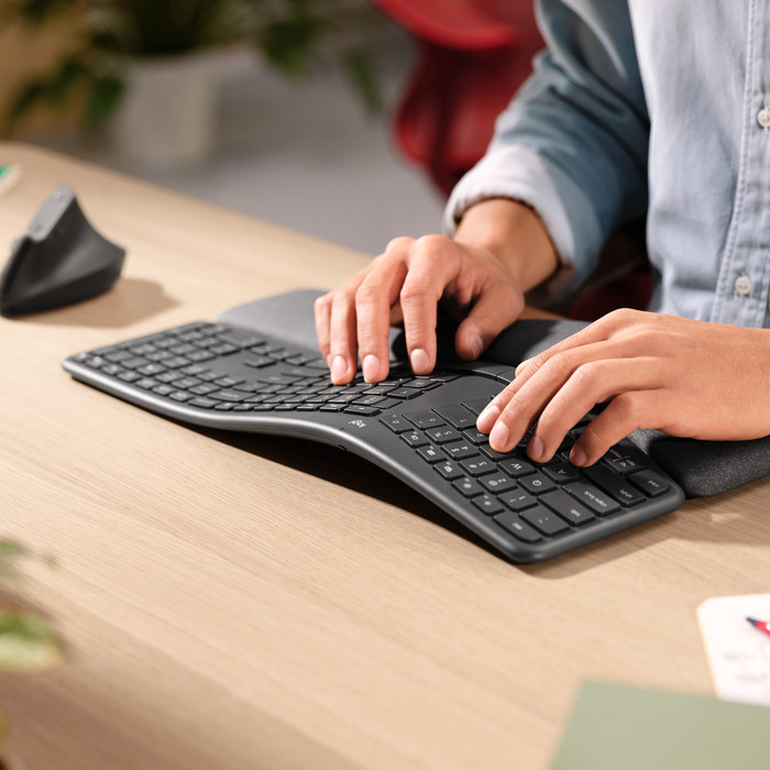 Logitech K860 Ergonomisch Draadloos Toetsenbord Azerty + Logitech MX Master 3S product in gebruik