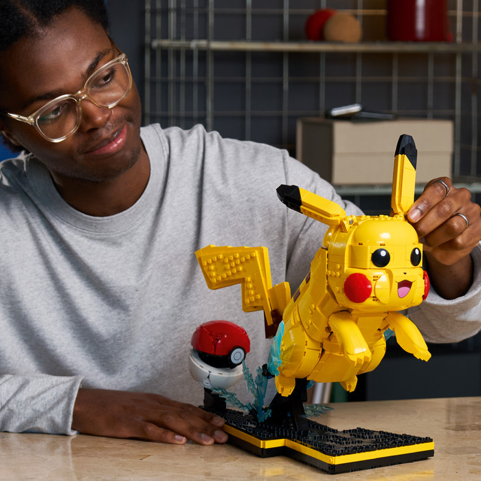 LEGO Pokémon Pikachu en Pokéball 72152 product in gebruik