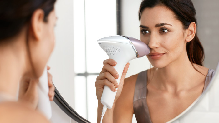 Philips Lumea IPL 8000 Series BRI947/00 + Philips BRL146/00 ladyshave product in use