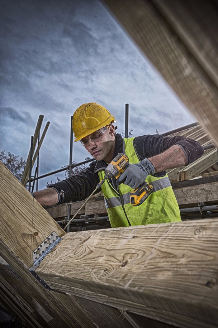 DeWalt DCK755P3T-QW Combi Set product in use