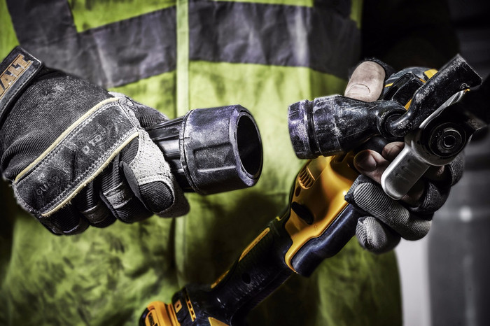 DeWalt DCK755P3T-QW Combi Set product in use