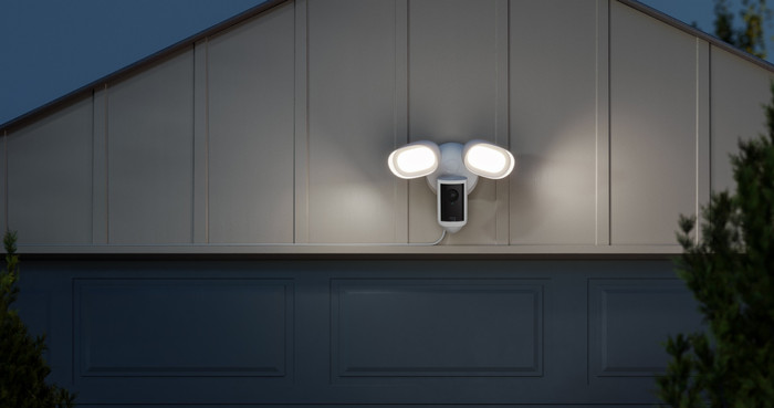 Ring Floodlight Camera Wired Pro 2e Generatie Wit product in gebruik