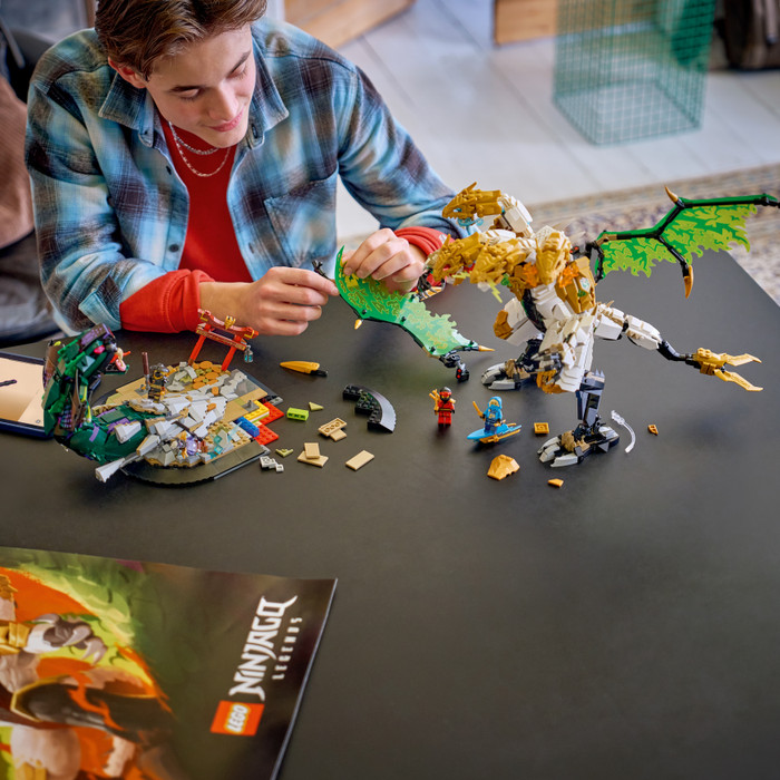 LEGO Ninjago Ultra Drakenstrijd 71872 product in gebruik
