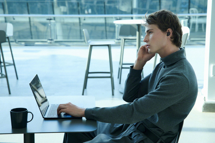 Sony WF-1000XM6 Zwart product in gebruik