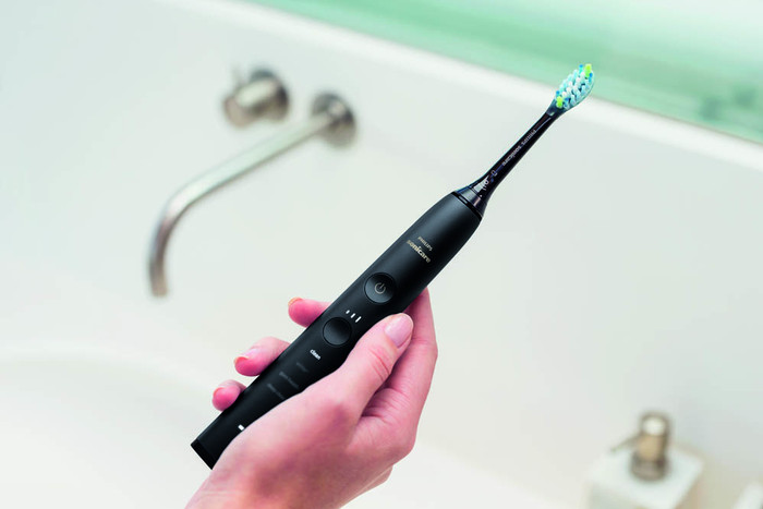 Philips Sonicare DiamondClean 9000 HX9913/18 product in use