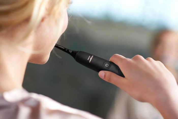 Philips Sonicare DiamondClean 9000 HX9913/18 product in use